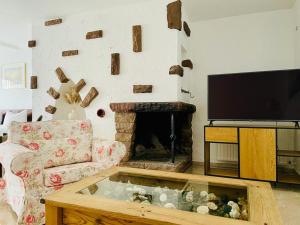 ein Wohnzimmer mit Kamin und Fernseher in der Unterkunft Aalto Hotel in Hannover