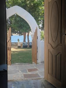 Maghrabi's Guest house في أسوان: مدخل لبيت فيه باب خشبي