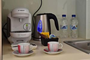 Příslušenství pro přípravu čaje a kávy v ubytování City Pearl Dntwn Apts