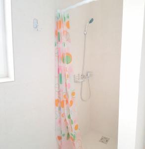 a shower with a colorful shower curtain in a bathroom at Apartament 6 Budiu in Târgu-Mureş