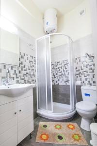 A bathroom at Nomads Meteora