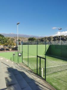 Tenis a/nebo squash v ubytování Panoramic sea view apartment nebo okolí