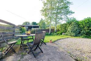 een tafel en twee stoelen in een achtertuin bij Altquhur Byre in Drymen