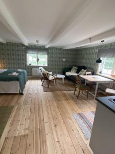 a living room with a bed and a table at Gysinge Wärdshus Hotell in Österfärnebo