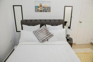 Ένα ή περισσότερα κρεβάτια σε δωμάτιο στο Sanctuary Aparthotel-AC-Garden- Solar-Wi-Fi -Firepit-Park-Carport