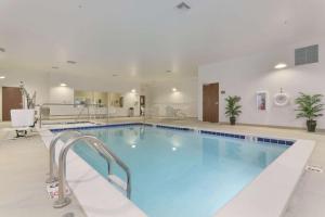 uma grande piscina num quarto de hotel em Microtel Inn & Suites by Wyndham Minot em Minot