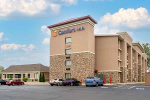 ein Hotelgebäude mit auf einem Parkplatz geparkt in der Unterkunft Comfort Inn Hammond I-94 in Hammond