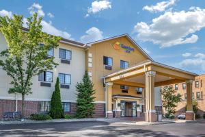 una representación de un hotel con un edificio en Comfort Inn Downtown - University Area, en Kalamazoo