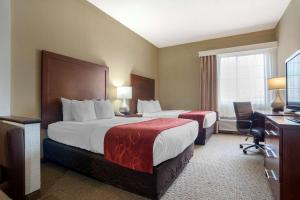 Кровать или кровати в номере Comfort Suites Hattiesburg