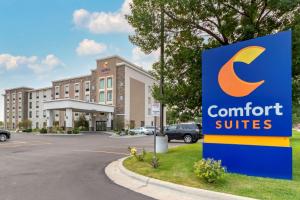 una señal frente a un edificio con suites confort en Comfort Suites Billings, en Billings