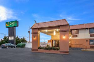 ein Hotel mit Schild auf einem Parkplatz in der Unterkunft Quality Inn Clovis in Clovis