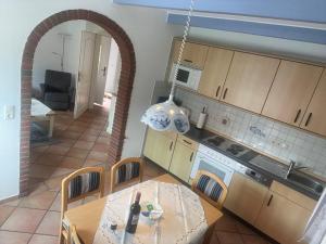 Kuchyň nebo kuchyňský kout v ubytování 4 **** Friesenhaus Werdum