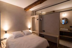 - une chambre avec un lit blanc et un miroir dans l'établissement Private en-suite room in the heart of Le Sablon, à Bruxelles