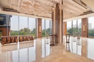 TV a/nebo společenská místnost v ubytování Radisson Blu Towers Kaushambi Delhi NCR