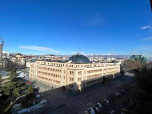 un grand bâtiment avec un dôme en haut dans l'établissement Mickitos City Center Apartment, à Skopje