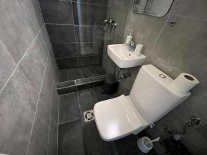Ένα μπάνιο στο Mickitos City Center Apartment +28 φωτογραφίες
