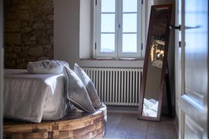 Postel nebo postele na pokoji v ubytování Bolgheri Wine Suite