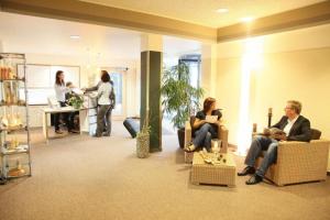 a group of people sitting in a lobby at Hotel Kochsberg in Grebendorf