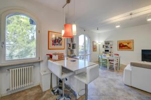 cocina con mesa y sala de estar en Appartamento Benaco en Peschiera del Garda