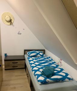トシェンサチにあるFerienhaus Liljaの青と白のシーツが敷かれたベッドのある寝室 +40枚の写真