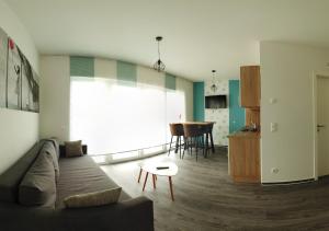 ein Wohnzimmer mit einem Sofa und einem Tisch in der Unterkunft Möwengruß an der Ostsee in Gelbensande