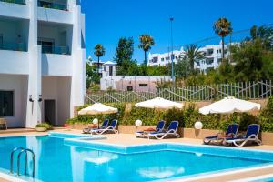 Bazén v ubytování Hôtel Tamuda Beach nebo v jeho okolí