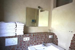 ein Badezimmer mit einem Waschbecken, einem Spiegel und Handtüchern in der Unterkunft Ferien-Appartment 3 in Willingen