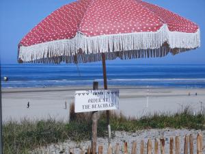 a red and white umbrella on a beach at Beachhouse Engelbert Studios in Zandvoort
