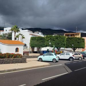 een groep auto's geparkeerd op een parkeerplaats bij Candela's House in Barranco Hondo