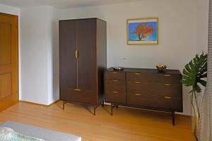 1 dormitorio con vestidor y armario en una habitación en Appartemens Marianne en Grossgmain