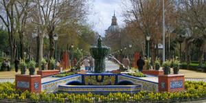 une fontaine dans un parc avec des gens qui s'y promenent dans l'établissement GS ALCÁZAR, à Talavera de la Reina