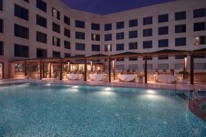 Radisson Blu Kaushambi Delhi NCR内部或周边的泳池