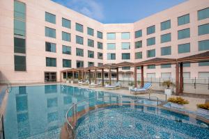 Radisson Blu Kaushambi Delhi NCR内部或周边的泳池