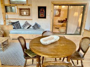 una camera con tavolo, sedie e letto di Soof Boutique apartment a Eilat