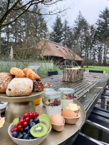 een tafel met borden eten op een picknicktafel bij Mollenvlied in Vaassen