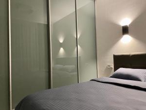 Llit o llits en una habitació de Slavutich apartments near metro station