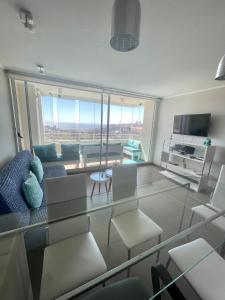 uma sala de estar com vista para uma sala de estar em Edificio En Reñaca em Viña del Mar