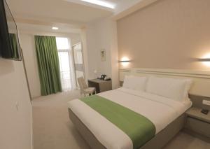 Dave Hotel Yerevan客房内的一张或多张床位