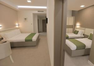 Dave Hotel Yerevan客房内的一张或多张床位