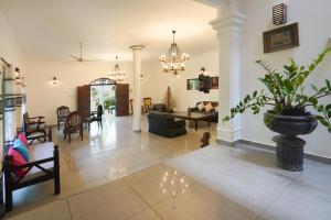 ein Wohnzimmer mit einer Pflanze in einer Vase auf dem Boden in der Unterkunft The Villa Blue Sky in Unawatuna