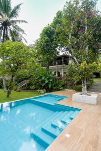 une image d'une piscine en face d'une maison dans l'établissement The Villa Blue Sky, à Unawatuna