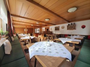 Reštaurácia alebo iné gastronomické zariadenie v ubytovaní Haus Monika und Haus Claudia
