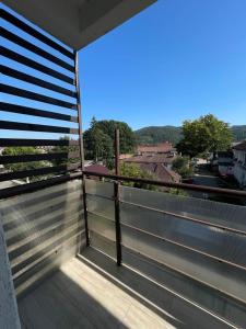 een balkon met uitzicht op de stad bij Adina Apartament in Gura Humorului