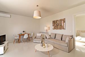 un soggiorno con divano e tavolo di Fedra Guest House a Plakiás