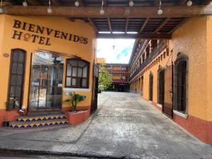 uma rua vazia em frente a um hotel em Hotel Posada Don Ramon em Zacatlán