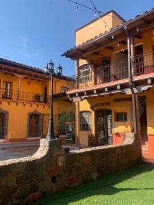 a building with a street light in front of it at Hotel Posada Don Ramon in Zacatlán