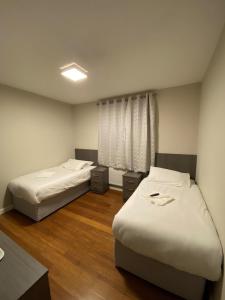 Postel nebo postele na pokoji v ubytování Buckingham Hotel