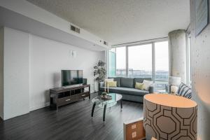 Una sala de estar con un sofá y un televisor. en 2 Bedroom Fully Furnished APT over Camden Yards apts, en Baltimore