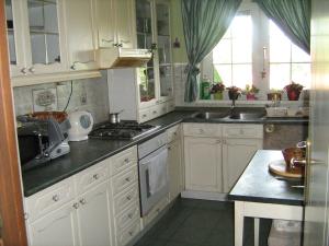 Кухня или мини-кухня в Guest House Westwood
