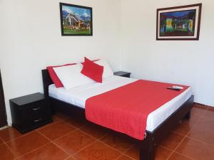 Ein Bett oder Betten in einem Zimmer der Unterkunft Hotel Media Luna